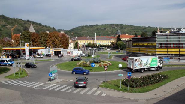 Verkehrsproblem in Krems Stein: Zwei Kreisverkehre wurden für weit geringere Fahrzeug- und Fußgängerfrequenz errichtet