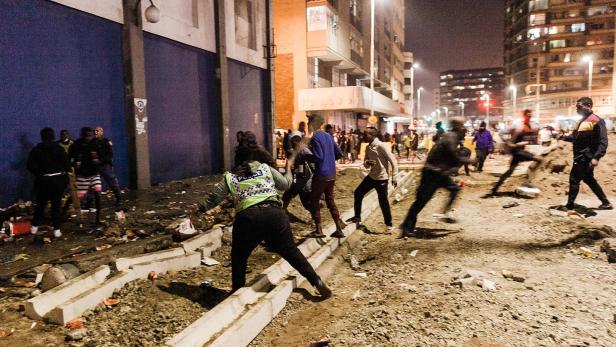 Blutige Proteste und Eskalation der Gewalt in Südafrika