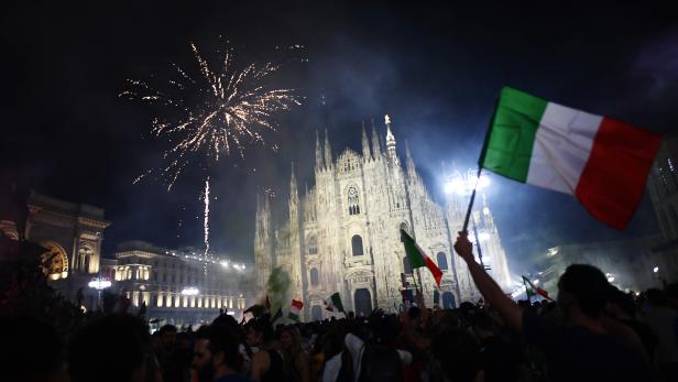 Euro 2020 - Final - Fans gather for Italy v England