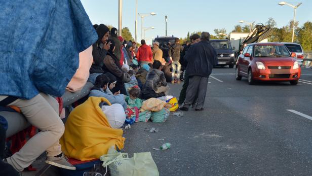 400 Menschen harrten am Donnerstag an der deutschen Grenze aus