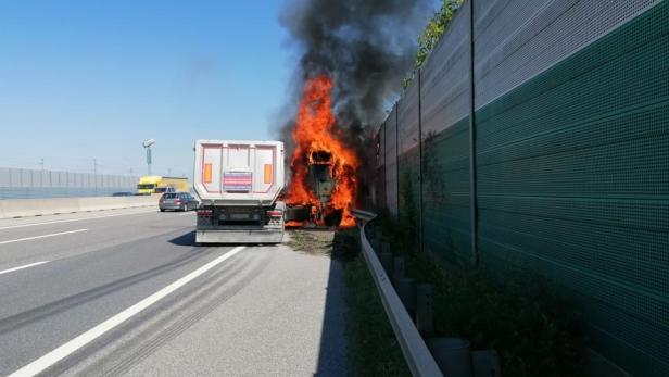 Feuer auf der Westautobahn bei St. Pölten löste riesige Rauchsäule aus