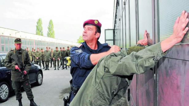 Milizsoldaten bereiten sich seit Jahren gemeinsam mit der Polizei auf das aktuelle Einsatzszenario vor