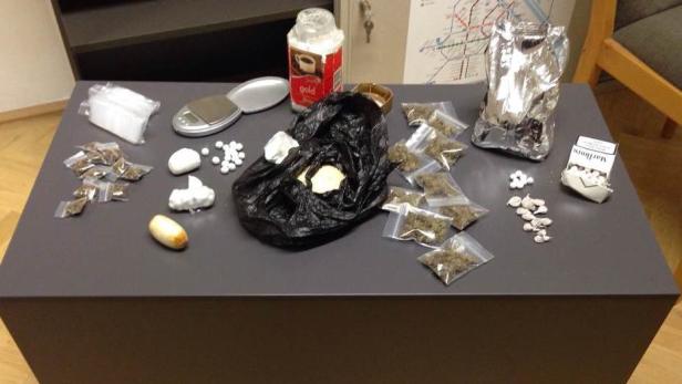 Verschiedene Drogen, darunter Cannabis, Pillen und Pulver, liegen auf einem Tisch.