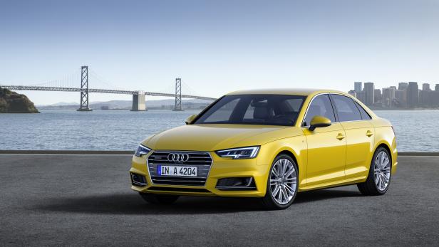 Ein gelber Audi A4 vor der Kulisse der San Francisco Bay Bridge.