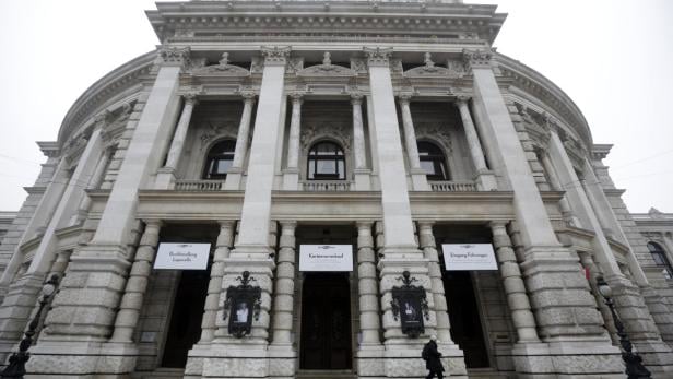 Wiener Burgtheater: Der Konflikt um die Finanzmisere des Hauses eskaliert – jetzt wenden sich die Schauspieler gegen den eigenen Direktor.