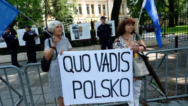 &quot;Wohin gehst du Polen?&quot;- Protest vor dem Verfassungsgerichtshof in Warschau
