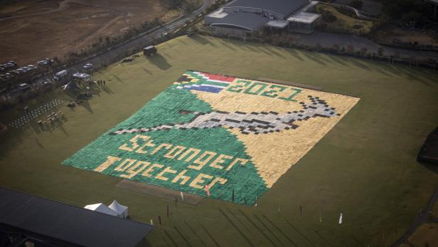 Luftaufnahme einer Koriographie mit Decken zum &quot;Mandela Day&quot;. Diese werden an Bedürftige gespendet.