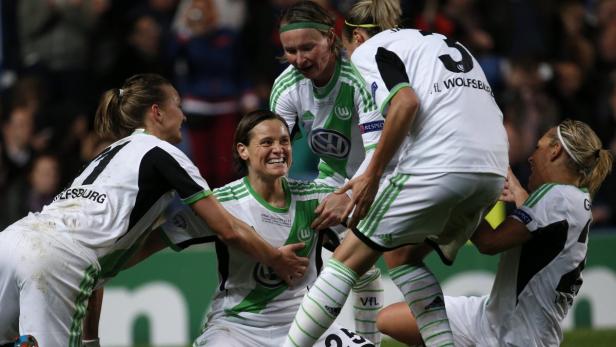 Spielerinnen des VfL Wolfsburg feiern einen Sieg.
