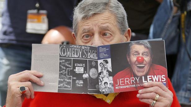 Cast member Jerry Lewis poses during a photocall for the film &quot;Max Rose&quot; at the 66th Cannes Film Festival in Cannes May 23, 2013. REUTERS/Regis Duvignau (FRANCE - Tags: ENTERTAINMENT)