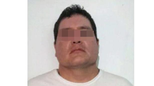 Ein Mann mit verpixelten Augen vor einem weißen Hintergrund.