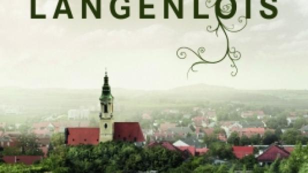 Blick über die Weinberge von Langenlois mit der Stadt im Hintergrund.