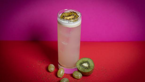 Naughty Nathi: Erfrischender Cocktail mit Pisco, Grüntee und Kiwi