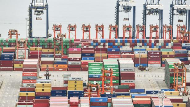 Unzählige Container stauen sich im Hafen Yantian im südchinesischen Guangdong.