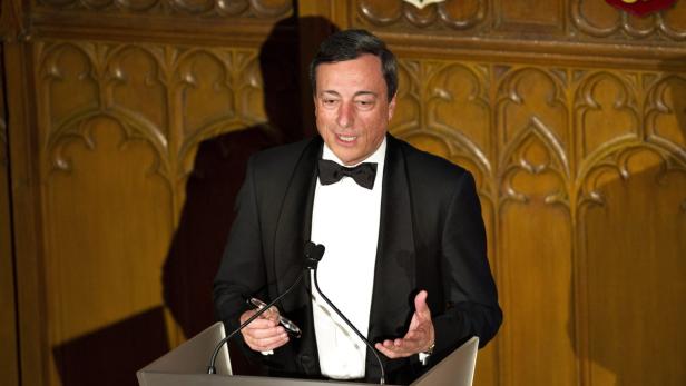 Mario Draghi hält eine Rede auf einer Veranstaltung.