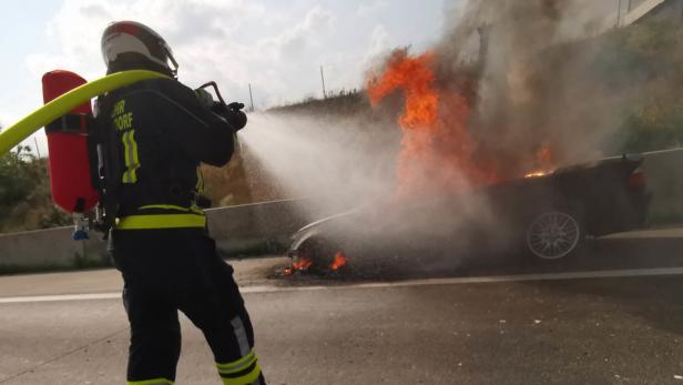 Zwei Autos auf Niederösterreichs Autobahnen ausgebrannt