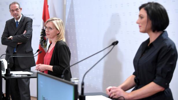 Klimaministerin Gewessler, flankiert von Bildungsminister Faßmann (li.) und Landwirtschaftsministerin Köstinger