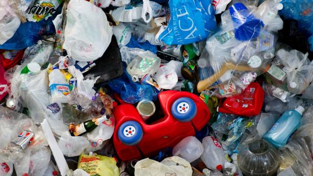 Wegen Quarantäne: Leere Regale und volle Mülltonnen in Großbritannien