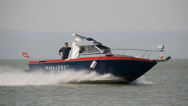 Polizeiboot im Rettungseinsatz (Symbolbild)