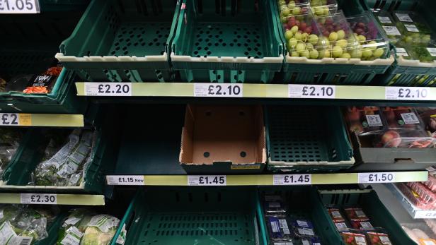 UK supermarkets stuggle with staff shortages due to so called 'pingdemic'