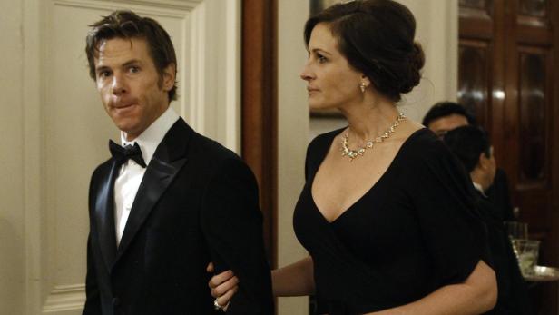 Roberts is escorted by her husband Moder into the Julia Roberts und Dermot Mulroney bei einer Veranstaltung.
