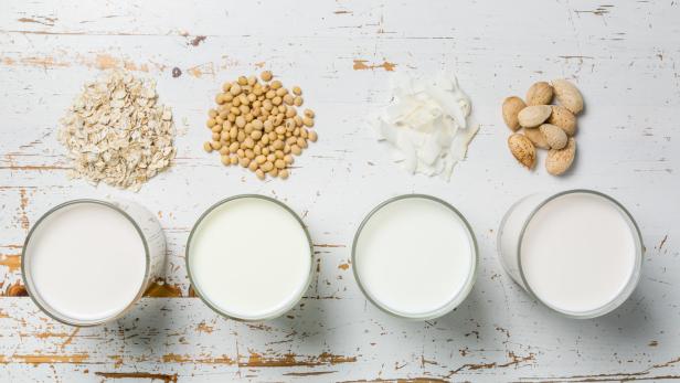 Die Zahl der Vegetarier und Veganer steigt hierzulande stetig: Die Palette an pflanzlichen Milchersatzprodukten ist inzwischen breit. Doch der Hype um die Drinks hat auch Schattenseiten.