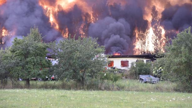 Großbrand in Kottingbrunn: 52-Jähriger Feuerwehrmann in Lebensgefahr