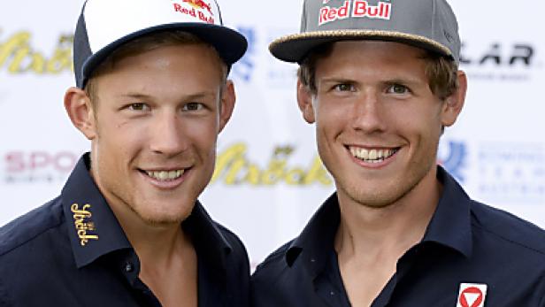 Die Ruderer Valentin und Moritz Ströck vom Rowing Team Austria posieren für ein Foto.