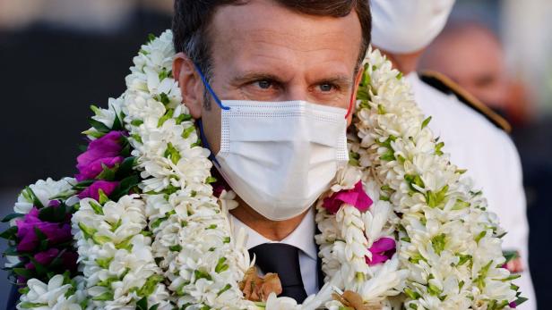 Staatspräsident Emmanuel Macron schaltete sich von seinem Besuch in Französisch-Polynesien in die heiße Debatte ein