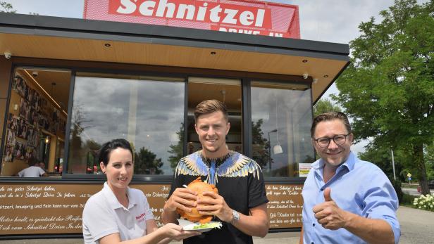 Fußballprofi Christoph Baumgartner stoppt in Krems für Riesen-Burger