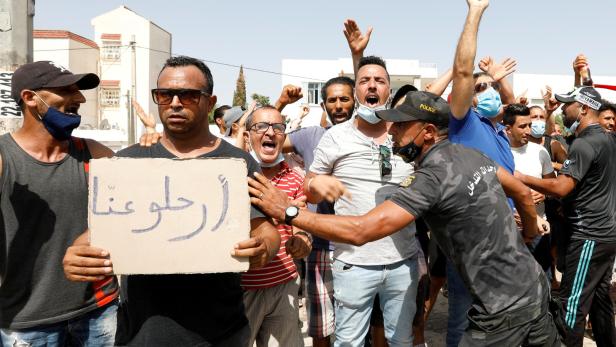 „Putsch“, Proteste und Ausgangssperre: Tunesien im Chaos