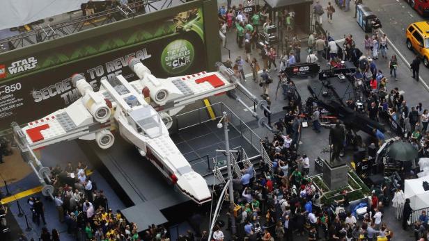 Ein riesiges LEGO Star Wars X-Wing Modell wird in der Öffentlichkeit enthüllt.