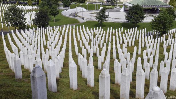 Grabsteine der Opfer des Massakers von Srebrenica