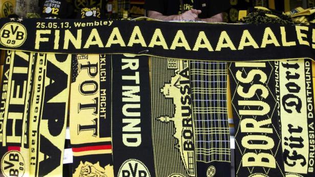 Verschiedene Fanschals von Borussia Dortmund mit dem Schriftzug „Finale!“.