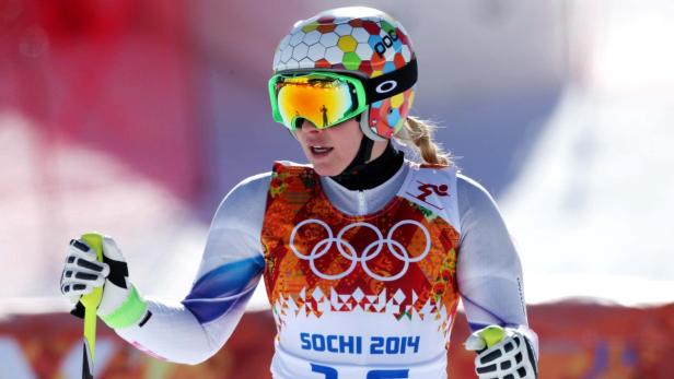 Eine Skirennläuferin mit Helm und Skibrille bei den Olympischen Winterspielen in Sotschi 2014.