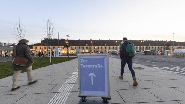 Die städtische Teststraße im Schlöss Schönbrunn und jene im Ferry-Dusika-Stadtion ist am Freitag zum letzten Mal in Betrieb.