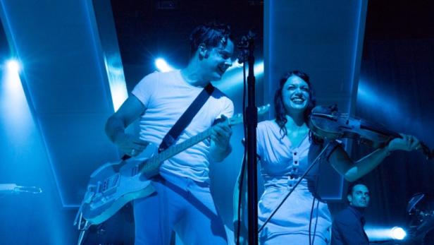 Jack White mit Violinistin Lillie im Wiener Gasometer