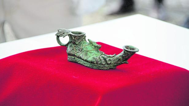 Römische Öllampe aus Buntmetall zählt ab nun zu den Prunkstücken des römischen Stadtmuseums in Pöchlarn