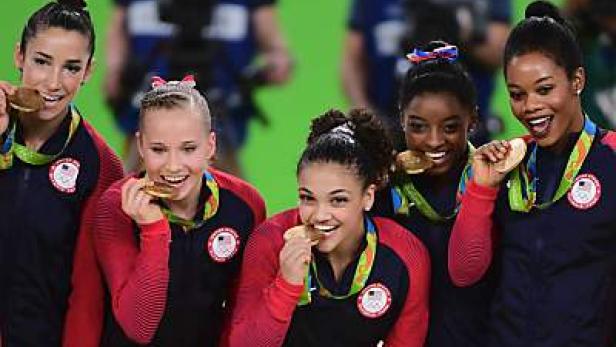 Die US-Girls holten wie 2012 Gold Das US-amerikanische Turnteam der Frauen bei den Olympischen Spielen mit ihren Goldmedaillen.