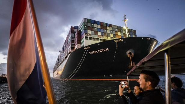 Video: "Ever Given" erreicht nach Suez-Blockade endlich Rotterdam