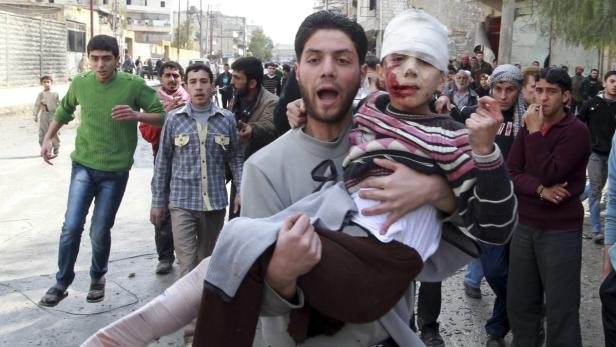 ATTENTION EDITORS - VISUAL COVERAGE OF SCENES OF INJURY OR DEATH A man carries a child who was wounded after a jet missile hit the al-Myassar neighbourhood of Aleppo February 20, 2013. REUTERS/Muzaffar Salman (SYRIA - Tags: CONFLICT) TEMPLATE OUT