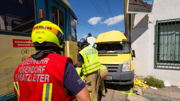Kleinbus gegen Badner Bahn: Feuerwehr rettet eingeklemmten Fahrer