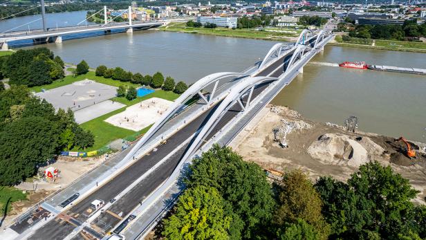 400 Meter lang und 31,5 Meter – mit Balkonen sogar 33,7 Meter – breit ist die neue Linzer Eisenbahnbrücke.