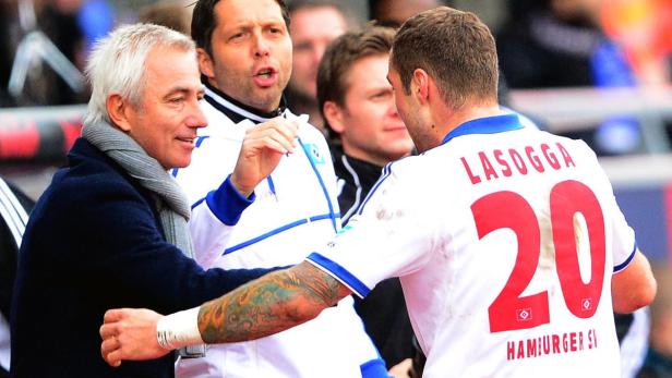 Der Trainer begrüßt Pierre-Michel Lasogga vom Hamburger SV.