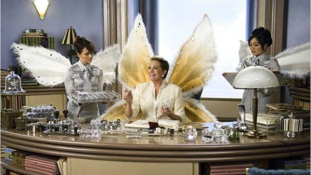 Julie Andrews als Zahnfee mit zwei ihrer Helferinnen in „Zahnfee wider Willen“.