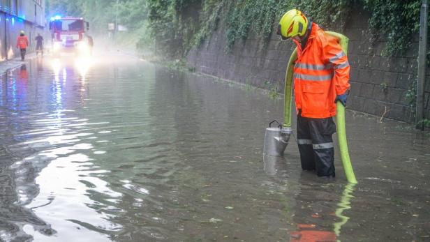 Abpumpen hieß es am Samstag im Bezirk Neunkirchen: Ein heftiges Hagelgewitter hatte dort auch für Überschwemmungen gesorgt.
