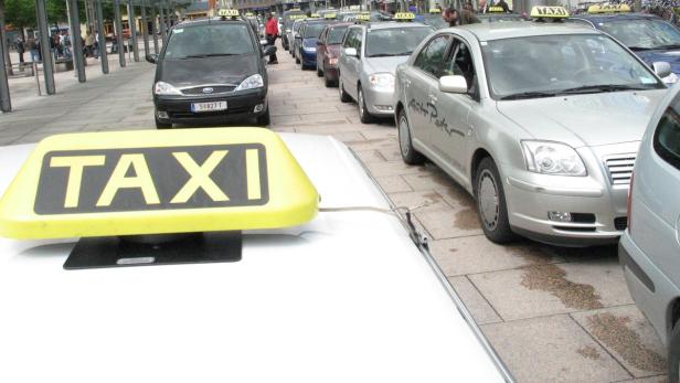Eine Reihe von Taxis wartet auf Kundschaft.
