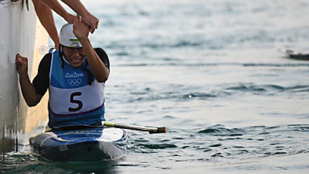 Ein Kanufahrer wird aus dem Wasser geholfen.