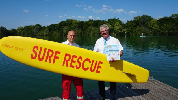 46-179994638 Infokampagne für sicheres Badevergnügen: Wasserrettungschef Markus Schimböck (l.) und Zivilschutzpräsident Christoph Kainz
