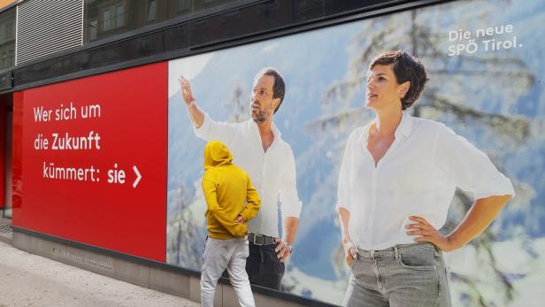 Tirols SPÖ-Chef und die Bundesparteivorsitzende sind auf der Fassade der roten Zentrale in Innsbruck plakatiert.