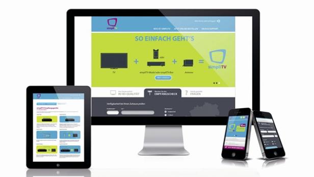 Ein Computer, ein Tablet und zwei Smartphones zeigen die Webseite von simpliTV.